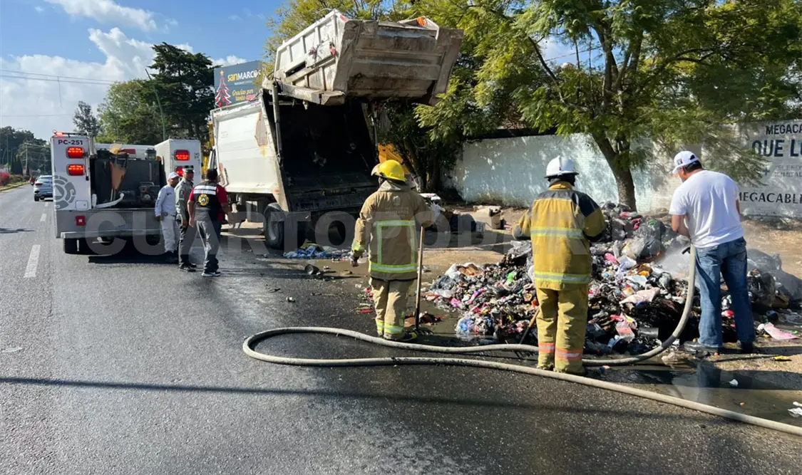 Se desconoce cómo se originó el fuego en la basura, pero alarmó al personal de limpia que lo reportó al 911. Juan Orel / CP