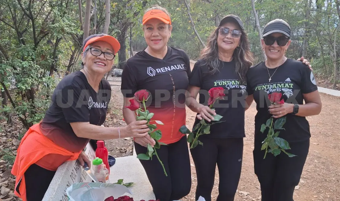 Las participantes recibieron una flor de bienvenida por haberse sumado a la cita. Alan Pola/CP