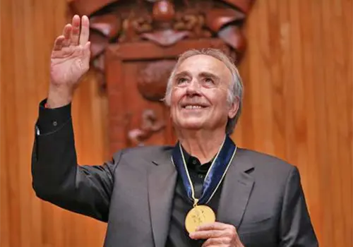 Distinguen a Joan Manuel Serrat