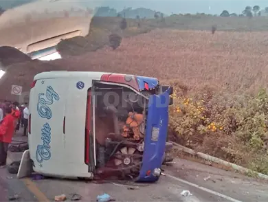 Dos muertos y 10 heridos tras volcar Dos muertos y 10 heridos tras volcar