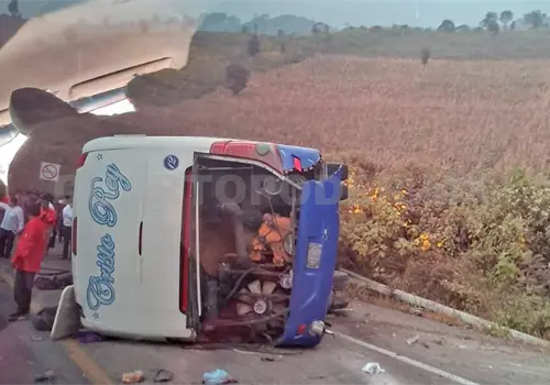 Dos muertos y 10 heridos tras volcar Dos muertos y 10 heridos tras volcar