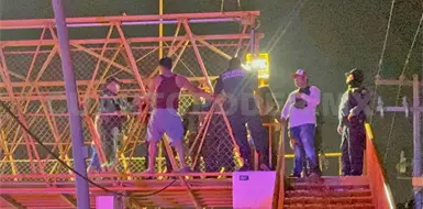 Se intenta aventar de puente peatonal Se intenta aventar de puente peatonal