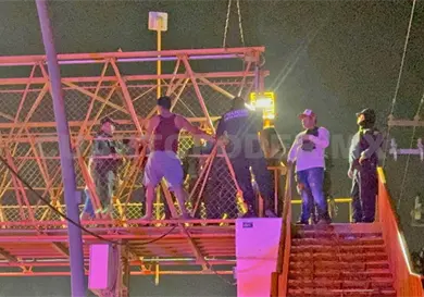 Se intenta aventar de puente peatonal Se intenta aventar de puente peatonal