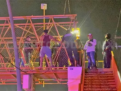 Se intenta aventar de puente peatonal Se intenta aventar de puente peatonal