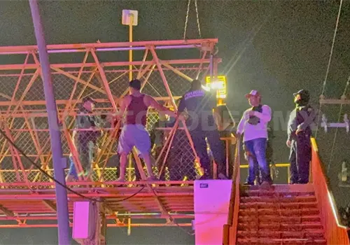 Se intenta aventar de puente peatonal Se intenta aventar de puente peatonal