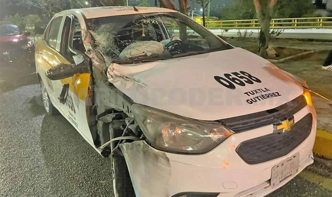 El taxi acabó destrozado de la parte lateral del lado del copiloto. Ulises Villalobos / CP