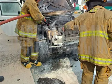 Se incendia Jeep por presunto cortocircuito