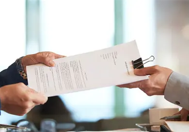 Sancionan a una persona y 5 empresas Sancionan a una persona y 5 empresas