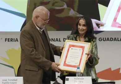 Yolanda Zamora recibe homenaje
