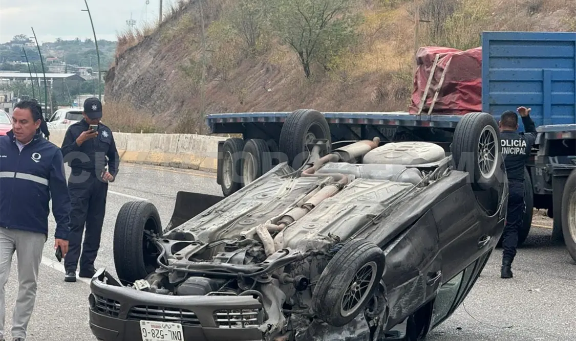 El impacto hizo que una unidad volcara y quedara con las llantas al aire. Ulises Villalobos / CP
