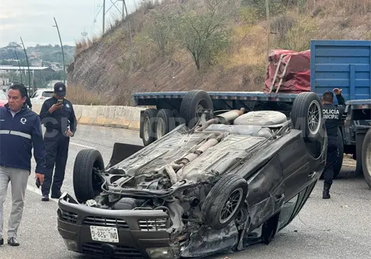 Con las llantas al aire termina un automóvil Con las llantas al aire termina un automóvil