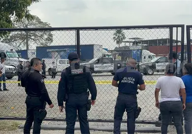 Pierde la vida prensado entre tráiler y camión Pierde la vida prensado entre tráiler y camión