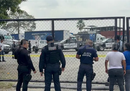 Pierde la vida prensado entre tráiler y camión Pierde la vida prensado entre tráiler y camión