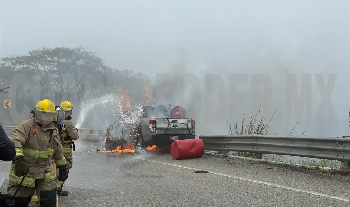 Camioneta se incendia en autopista a Las Choapas