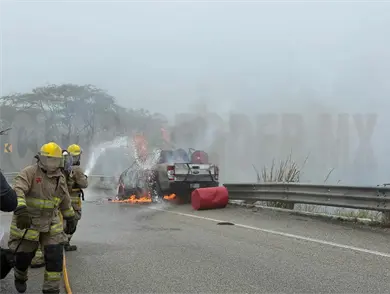 Camioneta se incendia en autopista a Las Choapas