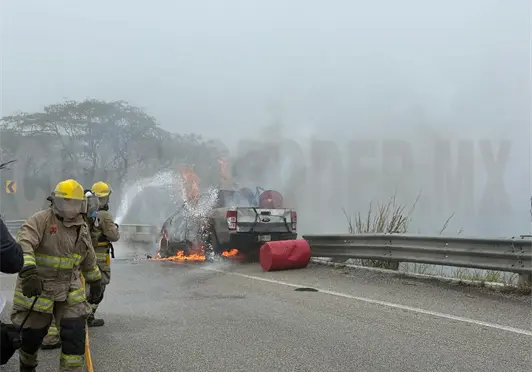 Camioneta se incendia en autopista a Las Choapas