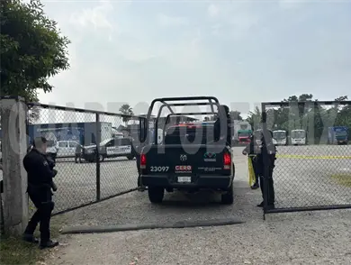 Pierde la vida prensado entre tráiler y camión