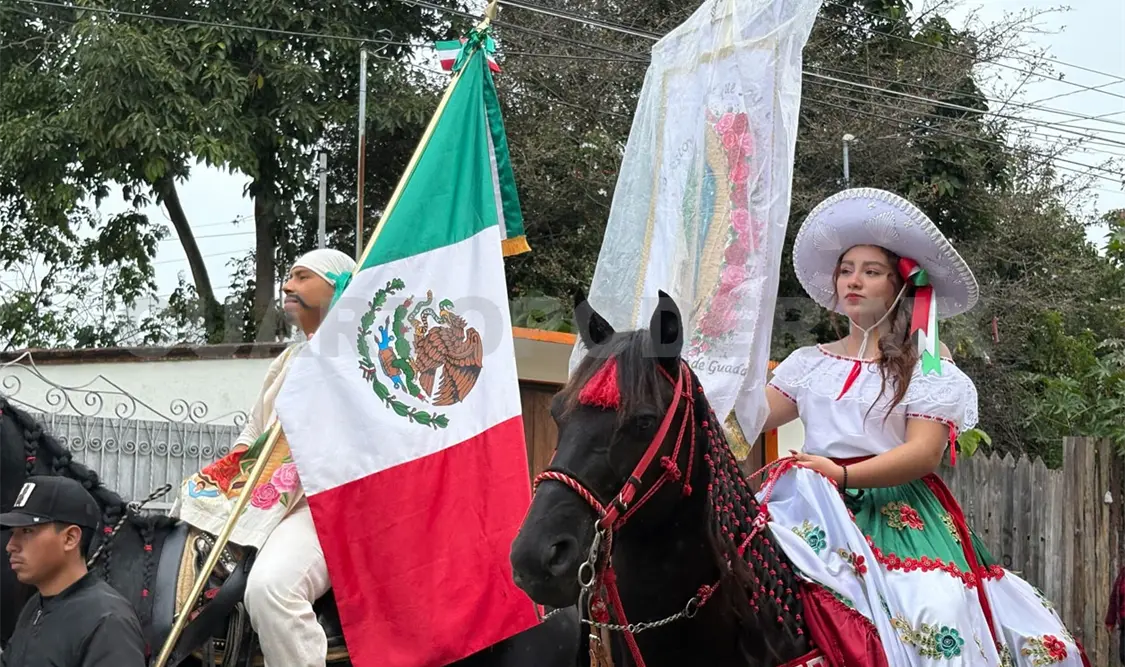Hasta el frente, San Juan Diego en caballo. La imagen de la virgen embolsada para cuidarla de la lluvia. Jofiel Domínguez / CP