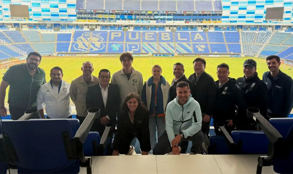 El grupo liderado por Hong Myung-bo, entrenador del combinado, se presentó en la cancha del estadio Cuauhtémoc de Puebla para conocer sus instalaciones. Agencias