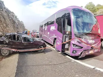 Fatal colisión entre autobús y automóvil Fatal colisión entre autobús y automóvil