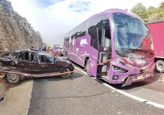 Fatal colisión entre autobús y automóvil Fatal colisión entre autobús y automóvil