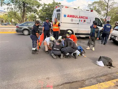 Atropellan a peatón y es hospitalizado Atropellan a peatón y es hospitalizado