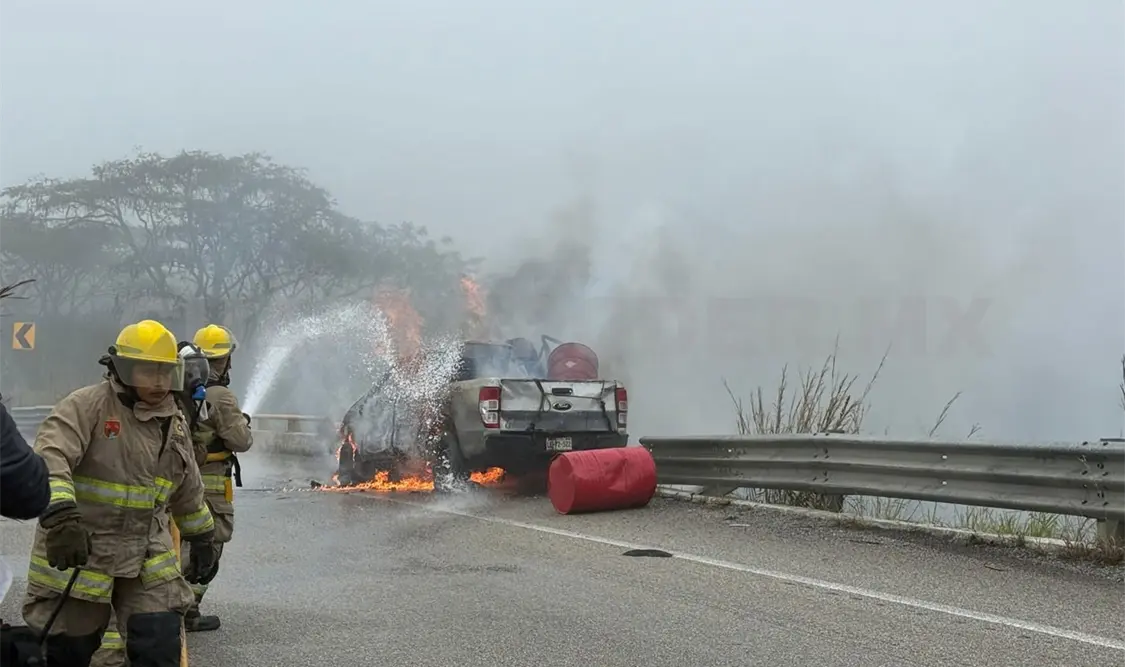 El vehículo se calcinó por el incendio provocado por un corto en el sistema eléctrico. Osman Toledo / CP