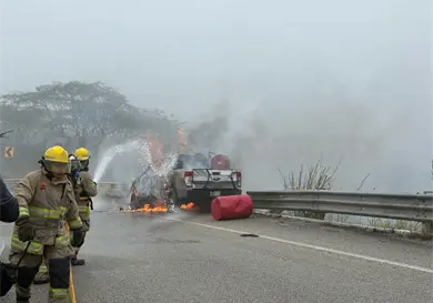 Camioneta se incendia en autopista a Las Choapas Camioneta se incendia en autopista a Las Choapas