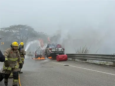 Camioneta se incendia en autopista a Las Choapas Camioneta se incendia en autopista a Las Choapas