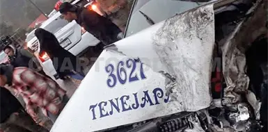 Queda incrustado en volteo en curva Queda incrustado en volteo en curva