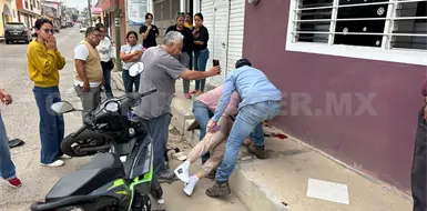 Veloz motociclista sale proyectada contra el pavimento Veloz motociclista sale proyectada contra el pavimento