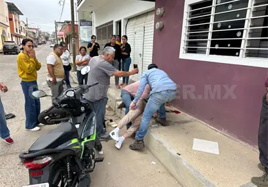 Veloz motociclista sale proyectada contra el pavimento Veloz motociclista sale proyectada contra el pavimento