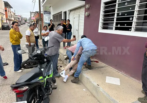 Veloz motociclista sale proyectada contra el pavimento Veloz motociclista sale proyectada contra el pavimento