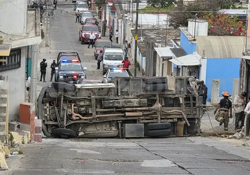 Se va de reversa sin control y choca Se va de reversa sin control y choca