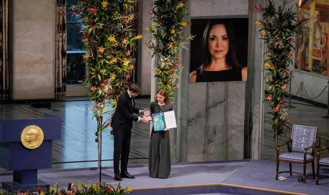 La hija de Machado se puso en pie y recogió el diploma acreditativo y la medalla Nobel de su madre. Cortesía