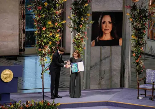 Hija de Corina Machado recibe el Premio Nobel Hija de Corina Machado recibe el Premio Nobel