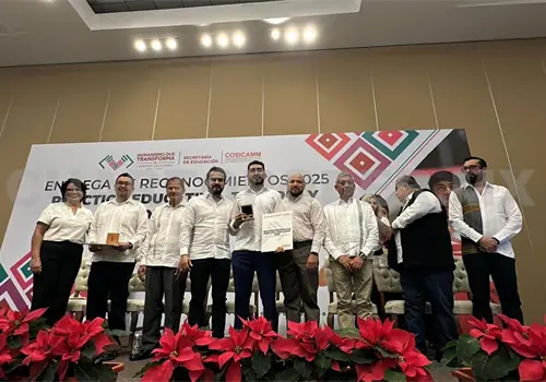 Distinguen a docentes por su labor formativa y educativa Distinguen a docentes por su labor formativa y educativa