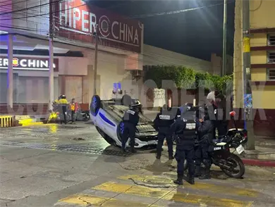 Vuelca vehículo por semaforazo en bulevar