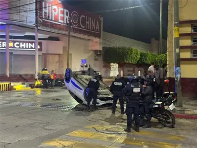 Vuelca vehículo por semaforazo en bulevar Vuelca vehículo por semaforazo en bulevar