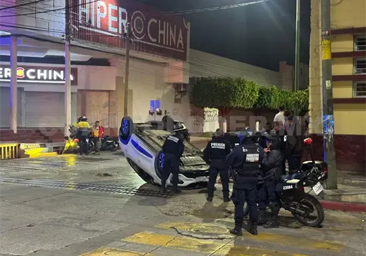 Vuelca vehículo por semaforazo en bulevar Vuelca vehículo por semaforazo en bulevar