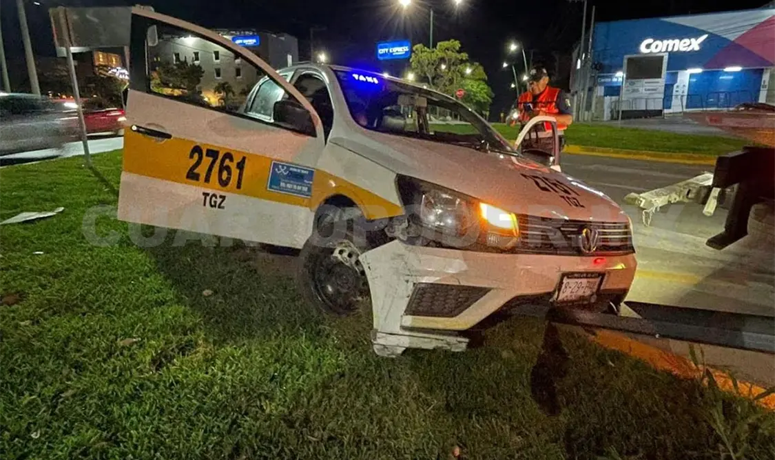Se subió a las jardineras y ahí se quedó tras chocar. Ulises Villalobos / CP