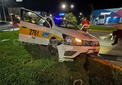Impacta y queda atorado taxi en las jardineras Impacta y queda atorado taxi en las jardineras