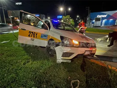 Impacta y queda atorado taxi en las jardineras Impacta y queda atorado taxi en las jardineras
