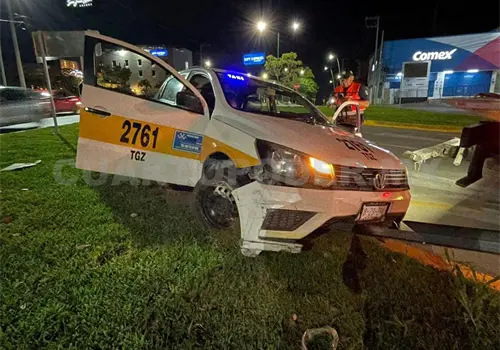 Impacta y queda atorado taxi en las jardineras Impacta y queda atorado taxi en las jardineras
