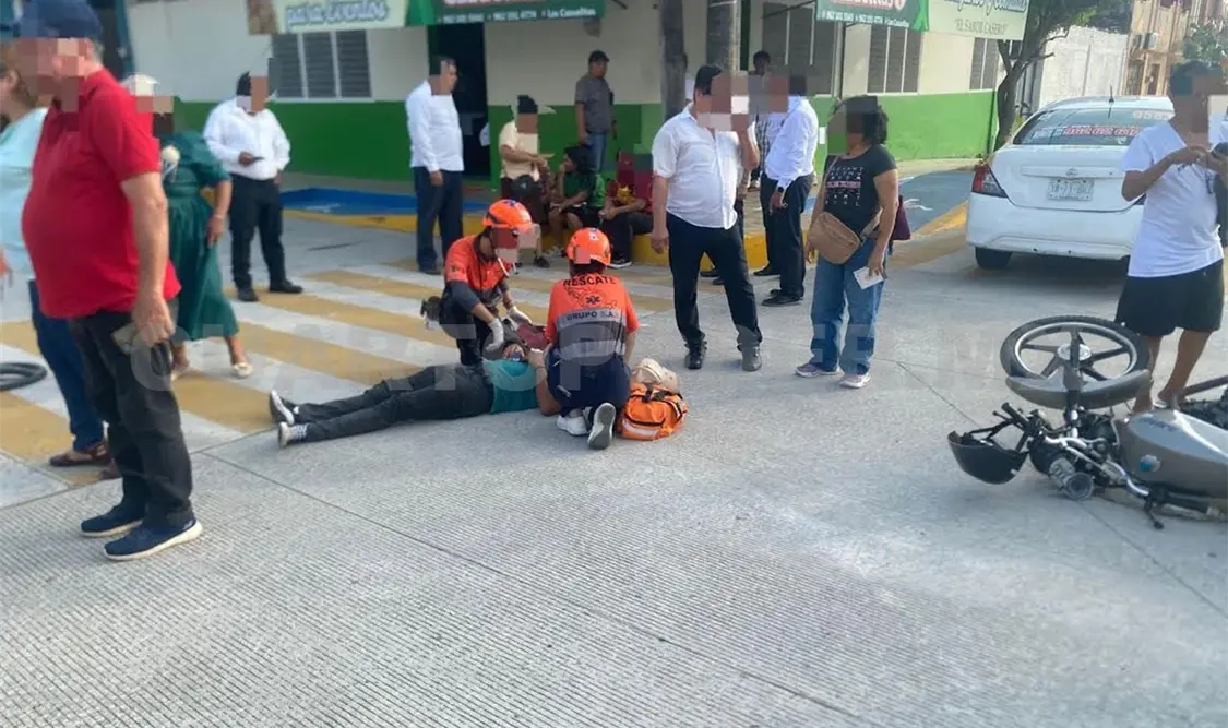 Después de estamparse en el taxi, el motorista “mordió el polvo”. Víctor Sánchez / CP