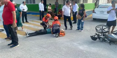 Motociclista se queda sin frenos e impacta taxi Motociclista se queda sin frenos e impacta taxi
