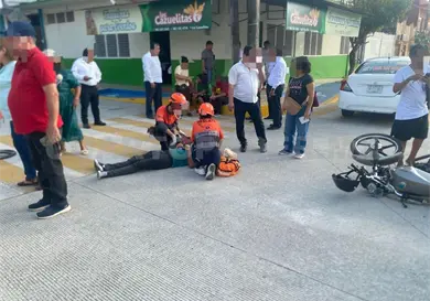 Motociclista se queda sin frenos e impacta taxi Motociclista se queda sin frenos e impacta taxi