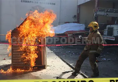 Bomberos demuestran peligro de la pirotecnia Bomberos demuestran peligro de la pirotecnia