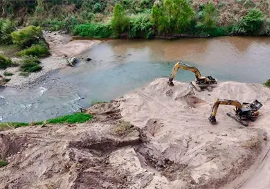Aseguran maquinaria por extracción ilegal de arena Aseguran maquinaria por extracción ilegal de arena