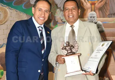 Jiménez recibe el Luchador Olmeca 2025 Jiménez recibe el Luchador Olmeca 2025